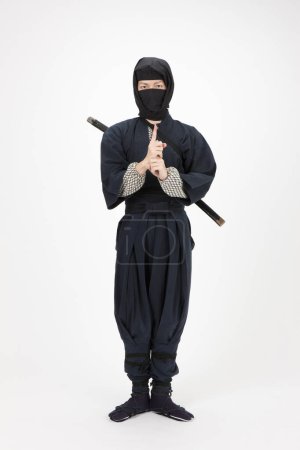 Téléchargez les photos : Jeune asiatique homme samouraï avec katana sur son dos - en image libre de droit