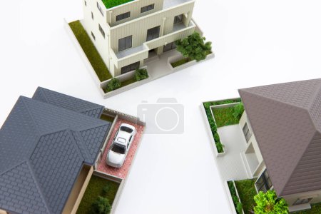 Foto de Pequeños modelos de casas sobre fondo blanco, concepto de hipoteca - Imagen libre de derechos