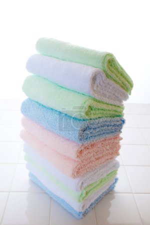 Foto de Montón de toallas limpias - Imagen libre de derechos