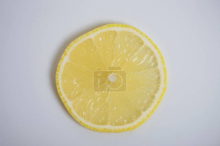 Foto de Vista de cerca de rodaja de limón fresco sobre fondo blanco - Imagen libre de derechos