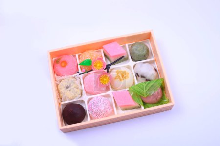 Téléchargez les photos : Boîte de délicieux bonbons divers sur fond de lumière - en image libre de droit