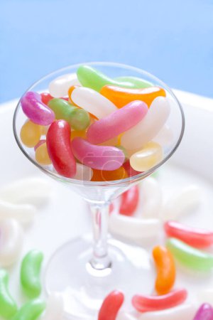 Téléchargez les photos : Bonbons sucrés colorés dans le verre à vin, barre de bonbons - en image libre de droit