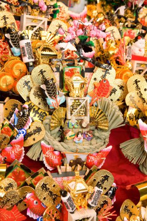 Téléchargez les photos : Asakusa Tori no ichi festival traditionnel à Tokyo. Festival d'hiver dans la région d'Asakusa depuis la période Edo au sanctuaire Ootori et au temple Chokokuji. Priez pour la chance. - en image libre de droit