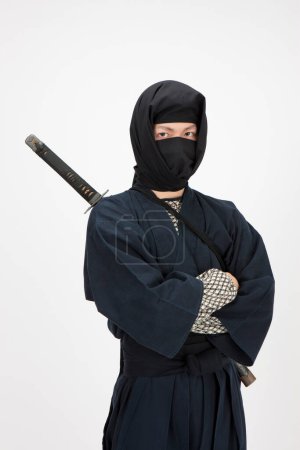 Téléchargez les photos : Portrait de samouraï mâle asiatique avec katana portant kimono - en image libre de droit