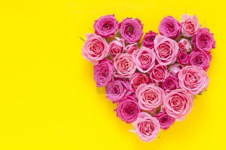 Téléchargez les photos : Roses en forme de coeur sur fond jaune. Saint-Valentin - en image libre de droit
