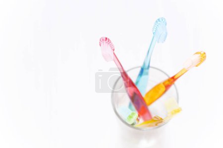 Foto de Pinceles dentales coloridos sobre un fondo blanco. - Imagen libre de derechos