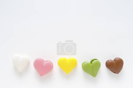 Téléchargez les photos : Biscuits en forme de coeur sur le fond, plat - en image libre de droit