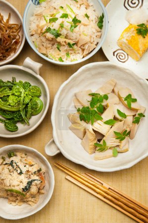 Téléchargez les photos : Savoureux riz japonais cuit avec des pousses de bambou - en image libre de droit