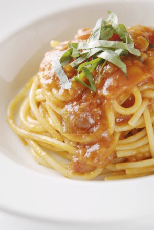 Foto de Espaguetis con salsa de tomate en plato blanco - Imagen libre de derechos