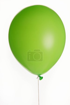 Téléchargez les photos : Ballon vert pour fête d'anniversaire isolé sur fond blanc - en image libre de droit