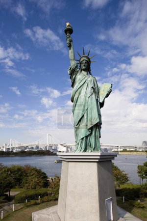 Téléchargez les photos : Statue de la Liberté vue de fond - en image libre de droit