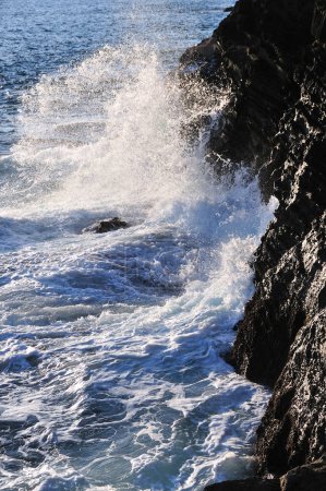 Foto de Hermosa vista de las grandes olas del mar rompiendo en las rocas - Imagen libre de derechos