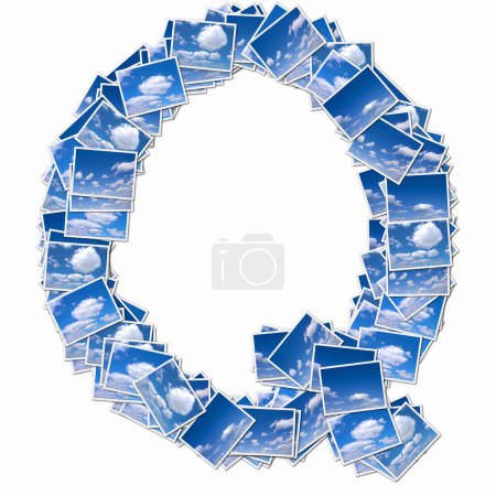 Téléchargez les photos : Symbole Q composé de cartes à jouer avec ciel nuageux bleu - en image libre de droit