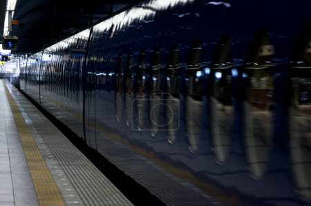 Téléchargez les photos : Train de vitesse japonais moderne sur la gare, Tokyo - en image libre de droit