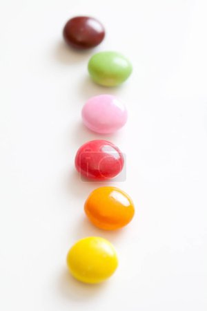 Téléchargez les photos : Vue rapprochée de délicieux bonbons colorés sucrés sur fond blanc - en image libre de droit