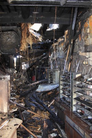 Foto de Restante del edificio quemado en la vista de la ciudad - Imagen libre de derechos