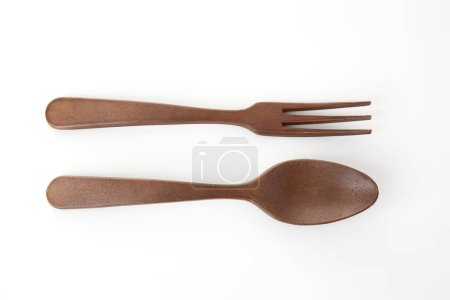Téléchargez les photos : Wooden fork and spoon on a white background, top view - en image libre de droit