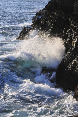 Téléchargez les photos : Belle vue sur les grandes vagues de mer se brisant sur les rochers - en image libre de droit