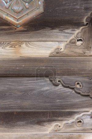 Téléchargez les photos : Vieille porte en bois, gros plan - en image libre de droit