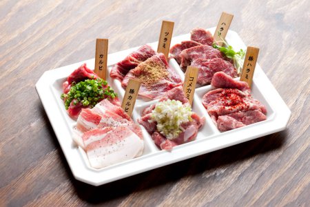 Foto de Placa con carne en rodajas en la mesa de la cocina, vista de primer plano - Imagen libre de derechos