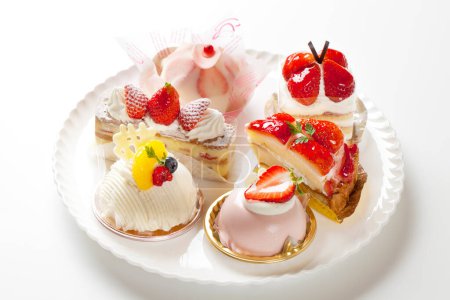 Téléchargez les photos : Vue rapprochée de délicieux gâteaux sucrés aux fruits et à la crème - en image libre de droit
