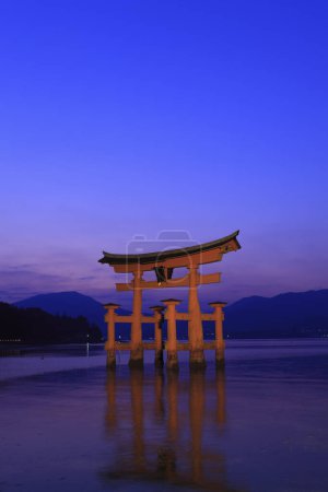 Téléchargez les photos : Une vue sur le Grand Torii à l'île de Miyajima - en image libre de droit