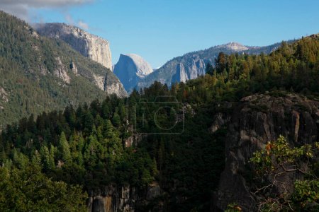 Foto de Hermoso paisaje de montañas, bosques y valle en el Parque Nacional Yosemite, California, Estados Unidos - Imagen libre de derechos