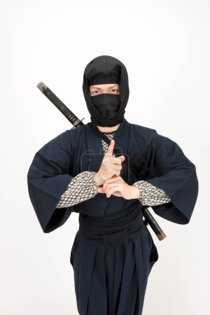 Téléchargez les photos : Portrait de samouraï mâle asiatique avec katana portant kimono - en image libre de droit