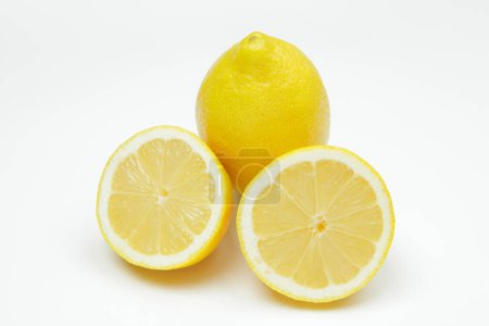 Téléchargez les photos : Citrons frais fruits sur fond blanc - en image libre de droit