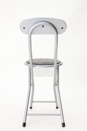 Téléchargez les photos : Chaise pliante isolée sur fond blanc - en image libre de droit