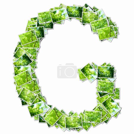 Foto de Símbolo G hecho de naipes con árboles verdes - Imagen libre de derechos