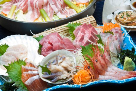 Téléchargez les photos : Plan rapproché de délicieux plats japonais de fruits de mer sashimi au restaurant - en image libre de droit