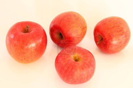Foto de Manzanas rojas frescas sobre fondo blanco - Imagen libre de derechos
