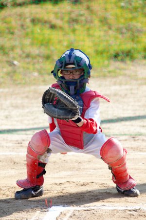 Foto de Japonés niño jugando béisbol en campo - Imagen libre de derechos
