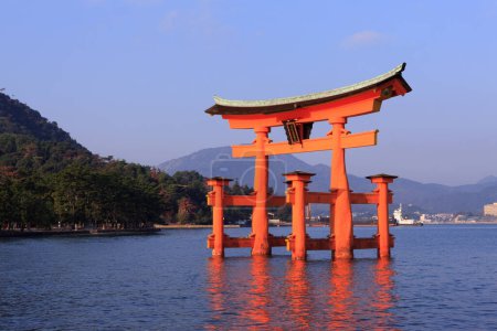 Le Sanctuaire d'Itsukushima est un sanctuaire situé sur l'île d'Itsukushima dans la ville d'Hatsukaichi, préfecture d'Hiroshima..