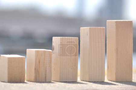 Foto de Bloques de madera de diferentes tamaños dispuestos en la fila - Imagen libre de derechos