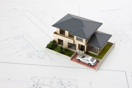 Foto de Vista de primer plano de planos y modelo de casa en miniatura. dibujos arquitectónicos del proyecto - Imagen libre de derechos