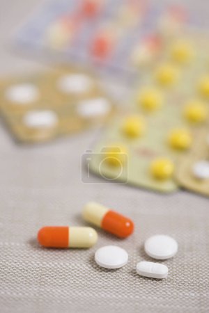 Téléchargez les photos : Pilules médicales avec capsules sur fond, gros plan - en image libre de droit