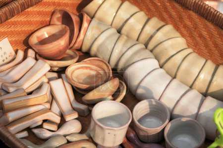 Téléchargez les photos : Vue rapprochée des produits de poterie de la ville de Hagi - en image libre de droit