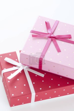 Foto de Cajas de regalo con cintas y lazos sobre fondo blanco, primer plano - Imagen libre de derechos