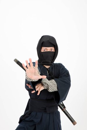 Téléchargez les photos : Jeune asiatique homme samouraï avec katana sur son dos - en image libre de droit