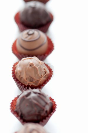 Foto de Deliciosos caramelos de chocolate en el fondo, de cerca - Imagen libre de derechos