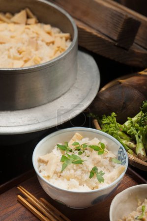 Téléchargez les photos : Savoureux riz japonais cuit avec des pousses de bambou - en image libre de droit