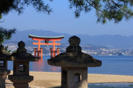 Le Sanctuaire d'Itsukushima est un sanctuaire situé sur l'île d'Itsukushima dans la ville d'Hatsukaichi, préfecture d'Hiroshima..