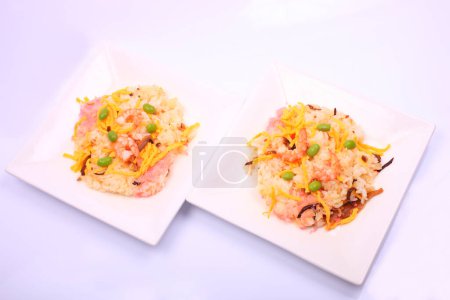 Foto de Delicioso arroz y camarones con verduras en platos blancos - Imagen libre de derechos