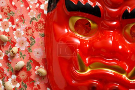 máscara del diablo y frijoles para mame-maki (lanzamiento de frijoles) en la mesa. Imagen de Setsubun, evento tradicional japonés. Setsubun significa el día entre dos estaciones. La gente tira frijoles para expulsar espíritus malignos y traer buena suerte