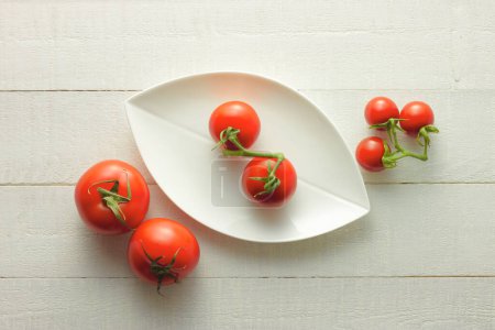 Foto de Plato de tomates en la mesa, vista superior - Imagen libre de derechos