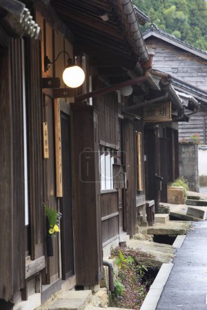 Téléchargez les photos : Architecture japonaise traditionnelle dans le village d'Omori Ginzan, site de la mine d'argent Iwami Ginzan - en image libre de droit