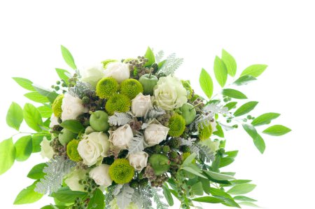 Foto de Un ramo de flores con hojas verdes y flores blancas - Imagen libre de derechos