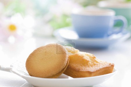 Téléchargez les photos : Une assiette de biscuits et une tasse de café - en image libre de droit
